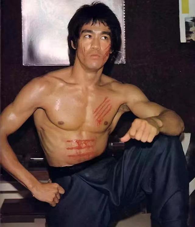 李小龍是功夫“一代宗師”，粵強陶瓷做瓷磚“一代宗師”