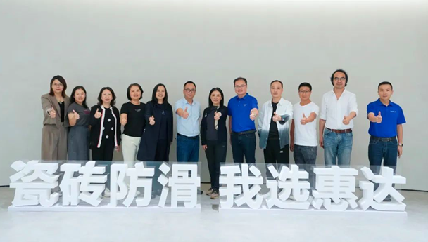 深化交流 賦能發(fā)展 | 鴻揚集團領導一行蒞臨惠達瓷磚，雅致大理石新品顏值吸粉，實力出圈！